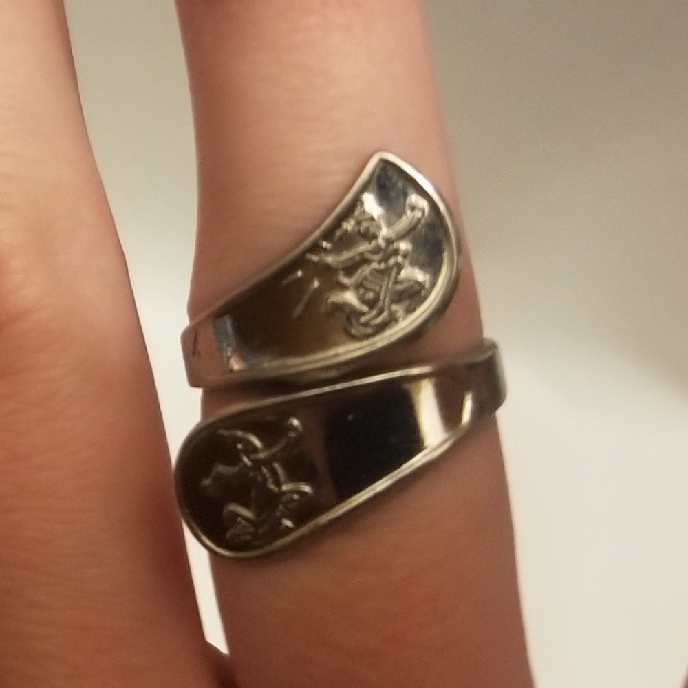 Vtg silvertone Asian-themed bypass ring - Picture 2 of 14